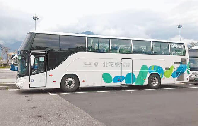 花蓮縣政府將3條北花線國道客運納入敬老卡與愛心卡的補助方案，65歲以上長者及身障者即日起持卡臨櫃購票，即能免費搭乘，沒有使用上限。（羅亦晽攝）