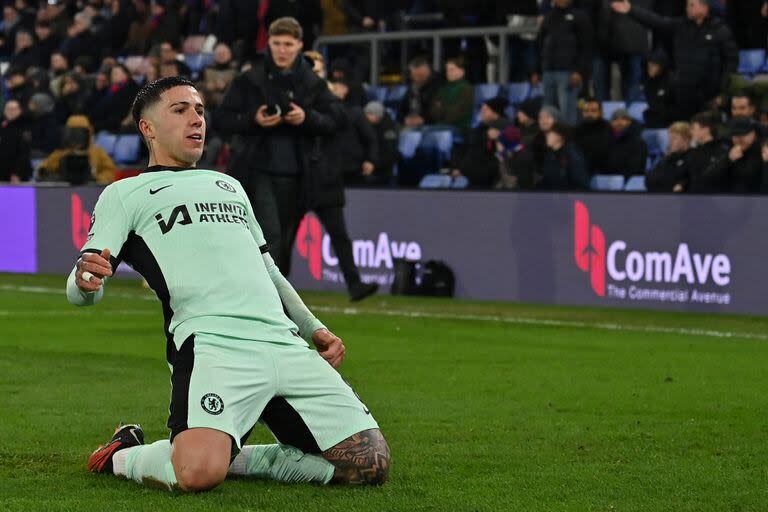 Enzo Fernández se desliza sobre el césped del Selhurst Park para festejar su golazo de cara a los hinchas de Chelsea