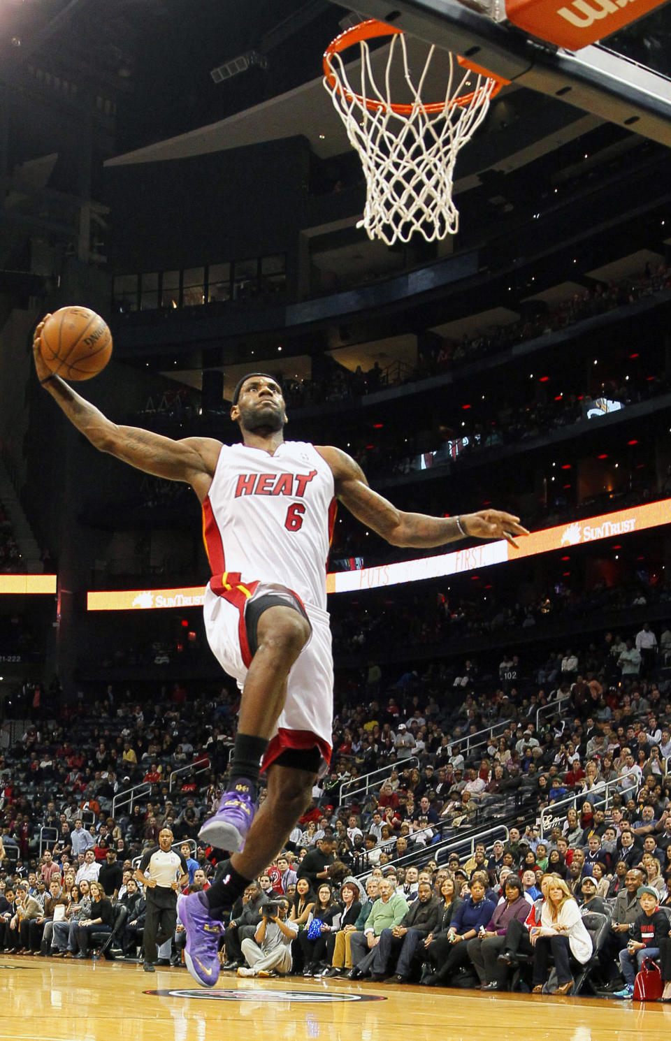 LeBron James, del Heat de Miami, se eleva para una volcada en el primer periodo del partido del lunes 20 de enero de 2014, frente a los Hawks de Atlanta (AP Foto/Todd Kirkland)