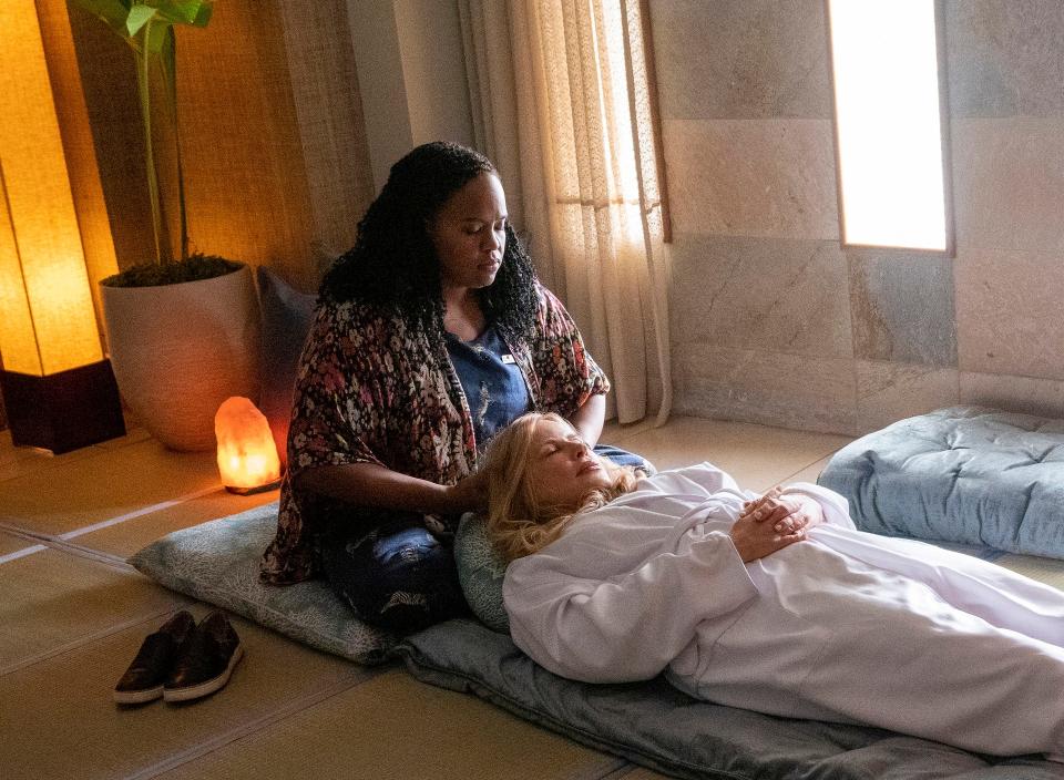 Natasha Rothwell as spa manager Belinda and Jennifer Coolidge as rich guest Tanya in "The White Lotus."