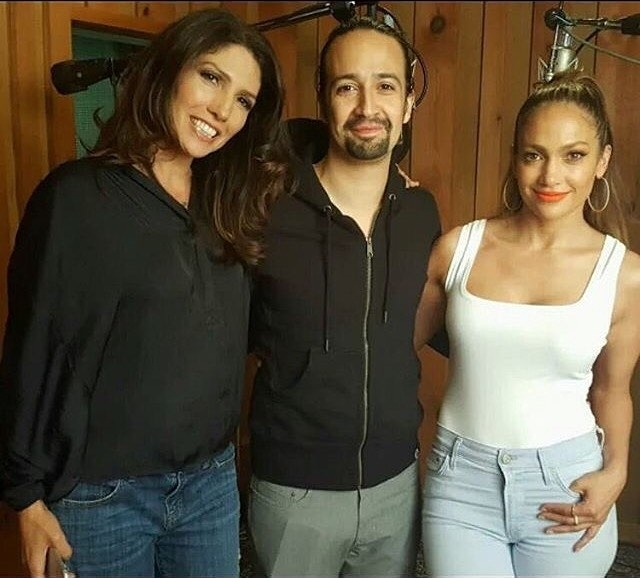 Pero hasta sus facciones son bastante diferentes, pero sería difícil elegir cuál es más bella. Junto a nuyorican Lin-Manuel Miranda.