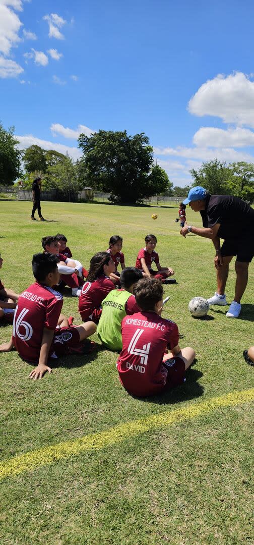 Villita, en modo entrenador con los juveniles de la academia que él dirige