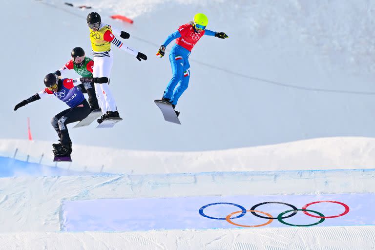 Lindsey Jacobellis, Stacy Gaskill, Chloe Trespeuch y Michela Moioli en la competencia de snowboard, en Zhangjiakou. (Photo by Marco BERTORELLO / AFP)