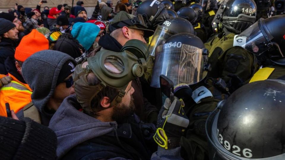 Manifestantes llevan máscaras de protección