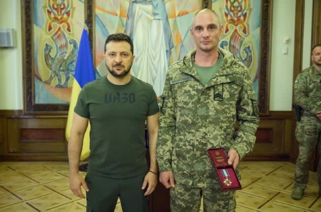 The supreme commander of the Armed Forces of Ukraine is presented with state awards to the tankers of Mykolaiv marines (Ukraine Armed Forces)