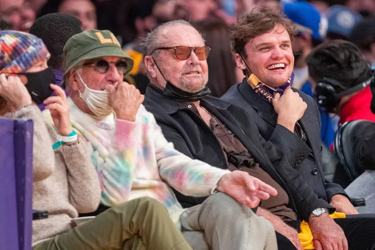 Nicholson, junto a su hijo, viendo a los Lakers, tras m&#xe1;s de un a&#xf1;o de estar fuera de la esfera p&#xfa;blica, en el a&#xf1;o 2021