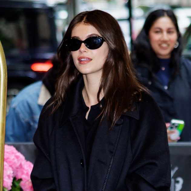  Kaia Gerber wearing head-to-toe black and Nike sneakers while at the Carlyle Hotel in New York City May 2024. 