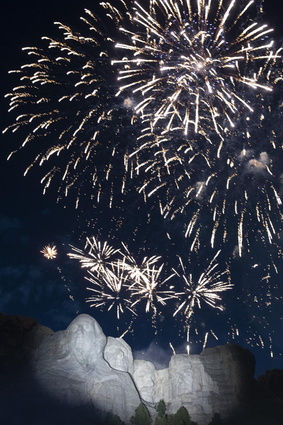Fuegos artificiales iluminan el cielo en el Monumento Nacional Monte Rushmore, el 3 de julio de 2020, cerca de Keystone, Dakota del Sur, luego de un discurso del presidente de Estados Unidos, Donald Trump. (AP Foto/Alex Brandon)