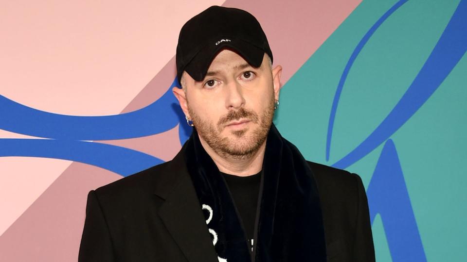 Maßgeblich zum Kultstatus von Balenciaga beigetragen hat Kreativdirektor Demna Gvasalia. Er hatte erst 2014, nach Stationen bei Maison Martin Margiela und Louis Vuitton, das Designer-Kollektiv Vêtements mit seinem Bruder etabliert, bevor er 2015 zu Balenciaga kam. Unter seiner Regie kehrte das Traditionshaus 2021 nach einem halben Jahrhundert Pause auch wieder zur Haute Couture zurück - mit enormen Erfolg. (Bild: 2017 Getty Images/Dimitrios Kambouris)