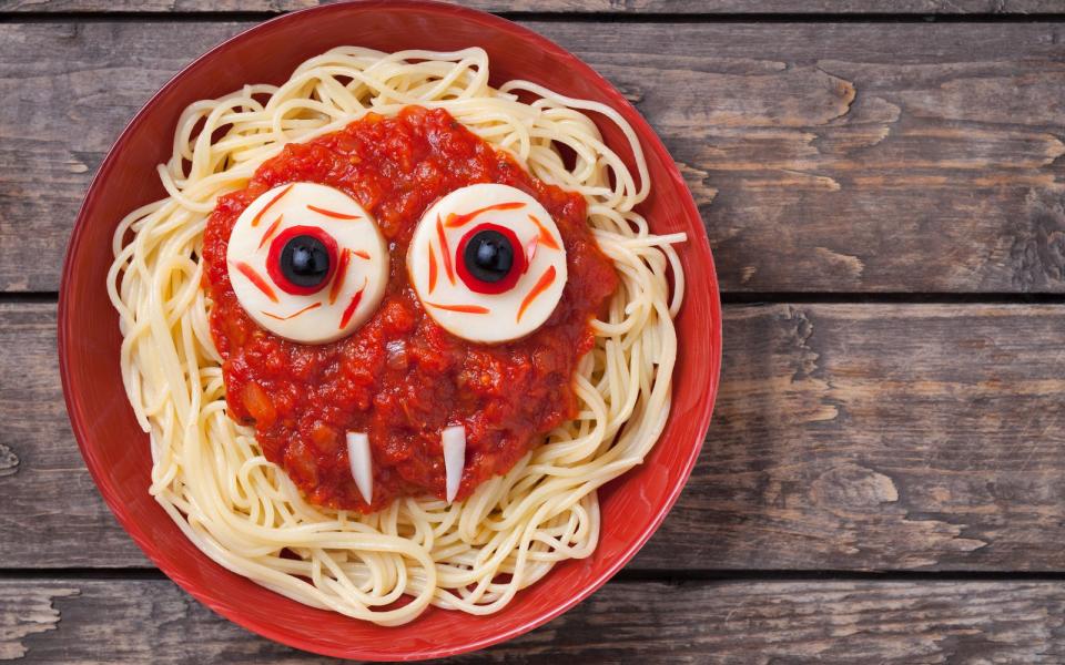 In meinen Spaghetti ist ein Monster! Diesen kleinen Vampir können Sie mithilfe von Käse, Oliven oder Eiern zaubern. Doch auch ein Paprikastreifen kann der Mund sein, die Augen können Sie ohne weiteres einfach mit Oliven oder andersfarbigen Paprika-Stücken zurechtlegen. (Bild: iStock / GreenArtPhotography)