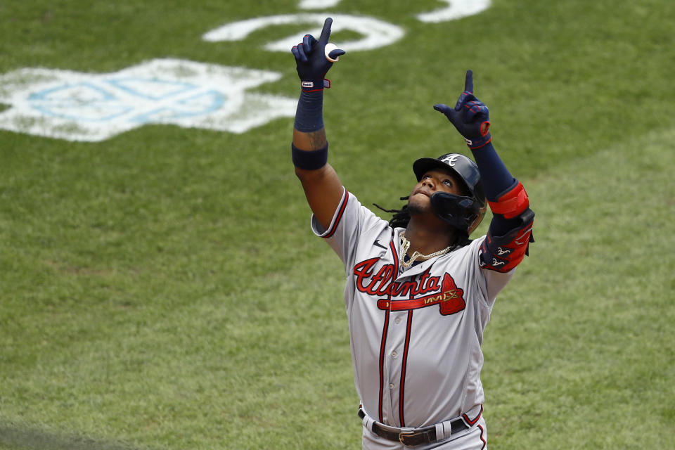 Ronald Acuña Jr. de los Bravos de Atlanta tras batear un jonrón ante Deolis Guerra de los Filis de Filadelfia durante el primer juego de una doble cartelera, el domingo 9 de agosto de 2020. (AP Foto/Matt Slocum)