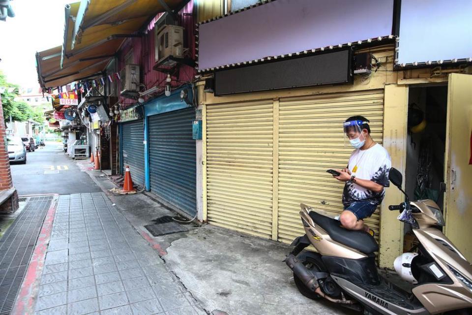 因疫情關係，原本人潮熱絡的士林夜市附近店家，紛紛拉上鐵門暫停營業。(圖為資料照)