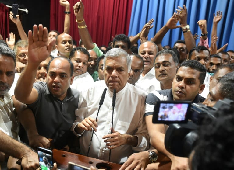 Le Premier ministre sri-lankais limogé Ranil Wickremesinghe s'adresse à ses soutiens depuis sa résidence officielle à Colombo le 27 octobre 2018