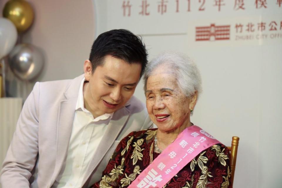 高齡93歲的許李惠是今年模範母親中年紀最長者，是土生土長的竹北人，5歲來到許家當養女。（記者彭新茹攝)