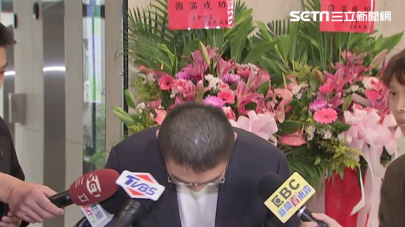 基隆市長謝國樑鞠躬道歉。