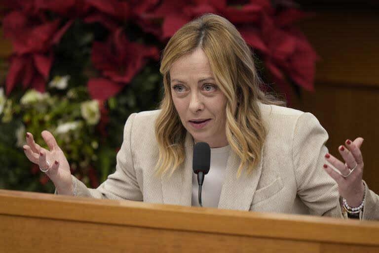 La primera ministra italiana, Giorgia Meloni, responde a periodistas durante su conferencia de prensa de fin de año en Roma, el jueves 4 de enero de 2024. (AP/Andrew Medichini)