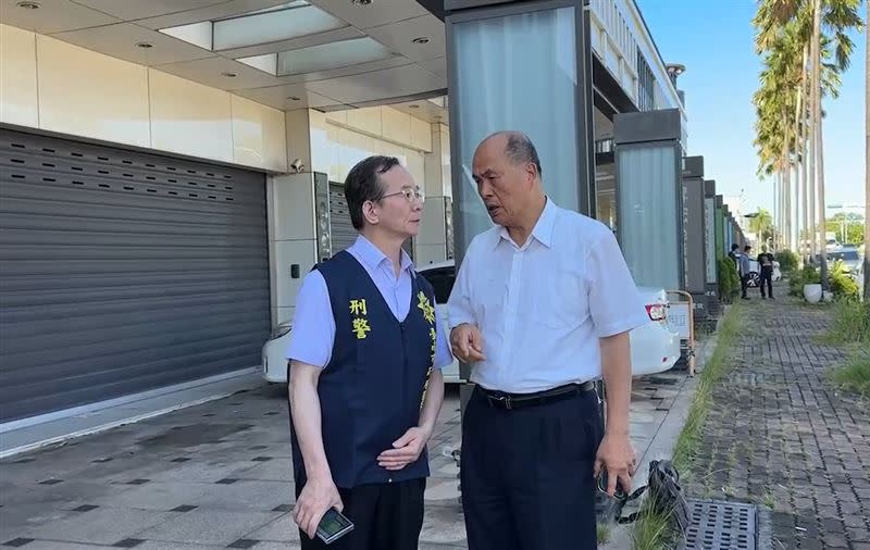 台南市區漁會理事長林士傑遭槍殺，台南市警察局長廖宗山(圖右)與刑警大隊長張文源(圖左)趕到現場坐鎮指揮。(圖右)(圖／翻攝畫面)