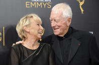 En esta foto del 10 de septiembre de 2016, Max von Sydow y su esposa, Catherine Brelet, llegan a la ceremonia de los Premios Emmy a las Artes Creativas en el Teatro Microsoft en Los Angeles. Von Sydow, conocido entre los seguidores del cine independiente por su trabajo con el director sueco Ingmar Bergman y por los cinéfilos del mundo como el sacerdote en el clásico del terror “El exorcista”, falleció el domingo 9 de marzo del 2020. Tenía 90 años. (Foto por Richard Shotwell/Invision/AP, Archivo)