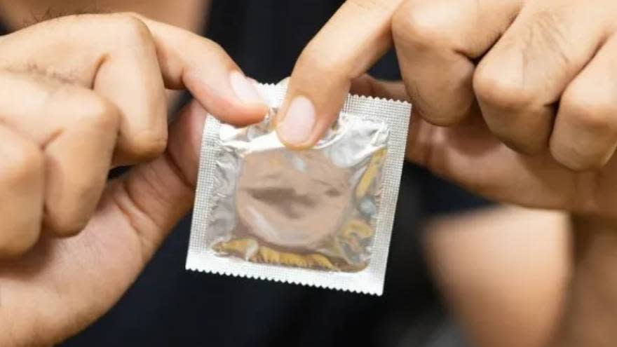 EL uso correcto del preservativo es esencial para prevenir el contagio de enfermedades de transmisión sexual