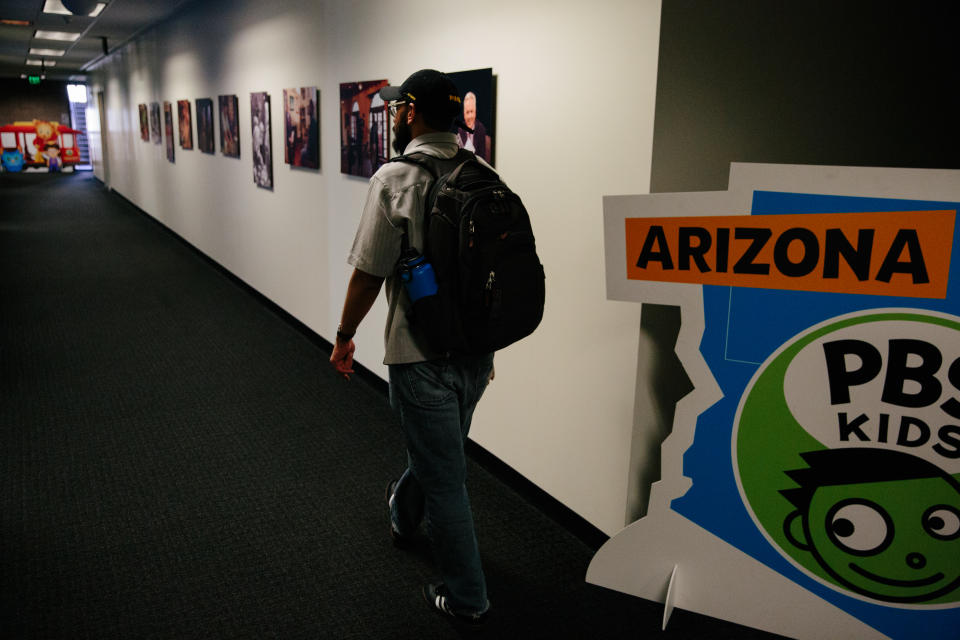 Edder Díaz Martinez goes to visit a professor at the Walter Cronkite School of Journalism and Mass Communication at Arizona State University on June 14 in Phoenix. (Photo: Caitlin O’Hara for Yahoo News)