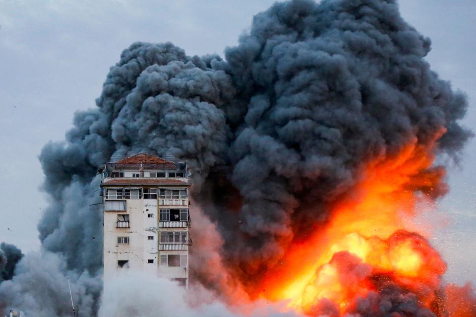 以色列反擊哈瑪斯突襲行動，10月7日大舉空襲加薩，擊中一棟高樓。路透社