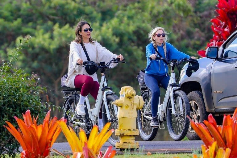 Además de ser capturada por los paparazzi en la playa, Alba fue vista paseando en bicicleta por la pintoresca isla de Kauai. La actriz se mostró encantada de poder disfrutar de la vida isleña. Lo hizo con un look súper informal: un buzo color crema oversize, calzas bordó y medias y zapatillas blancas