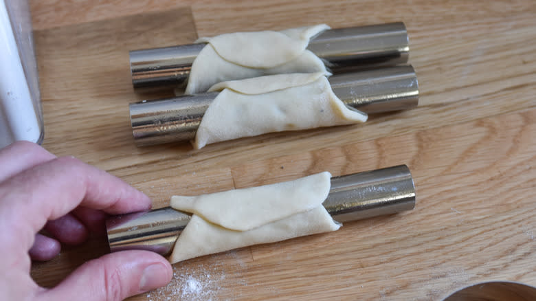 shaping cannoli tubes