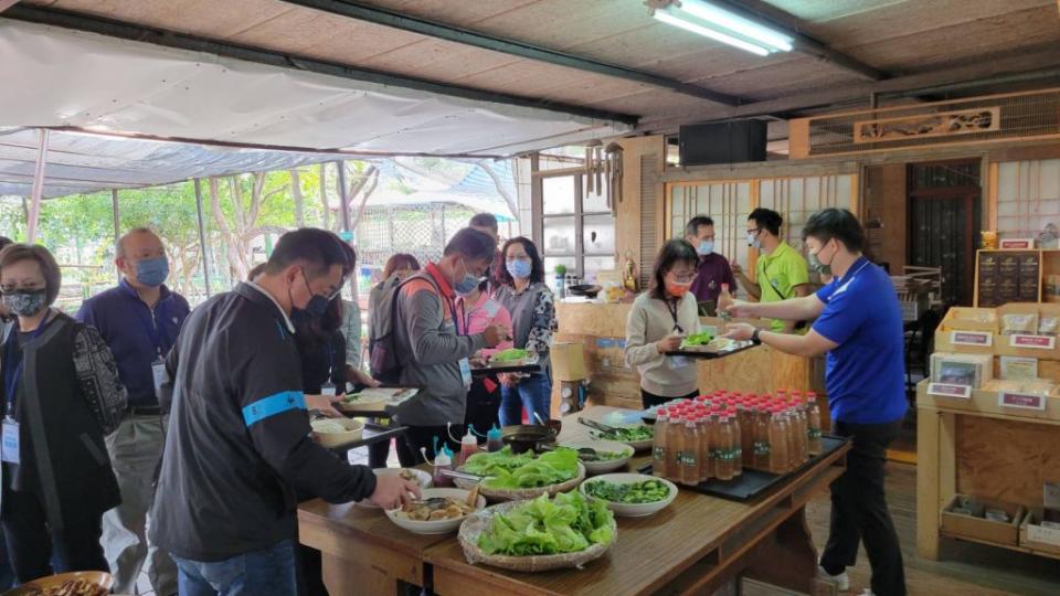 推廣部主管們體驗農場藝術創作和小農套餐。（記者張淑娟攝）