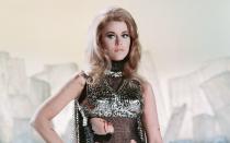 <p>Über "Barbarella" lässt sich das eher nicht sagen: Knappe Kleider und Körperlichkeiten als Gegenleistung für Hilfe - Emanzipation sieht anders aus. Doch zweifelsfrei zählt die Titelheldin des Science-Fiction-Klassikers zu den Kultfiguren unter den weiblichen Kino-Hauptrollen. Die Weltraum-Barbie verhalf Jane Fonda 1968 zum Durchbruch. (Bild: Silver Screen Collection/Getty Images)</p> 
