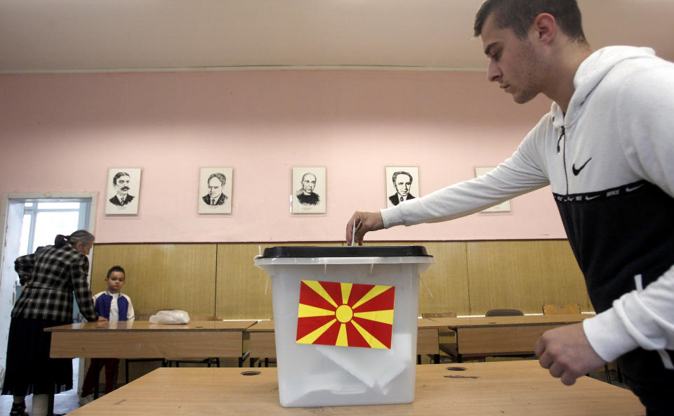 Un joven vota en la segunda vuelta de la elección presidencial en un centro de votación en Skopje, Macedonia del Norte, el domingo 5 de mayo del 2019. (AP Foto/Boris Grdanoski)