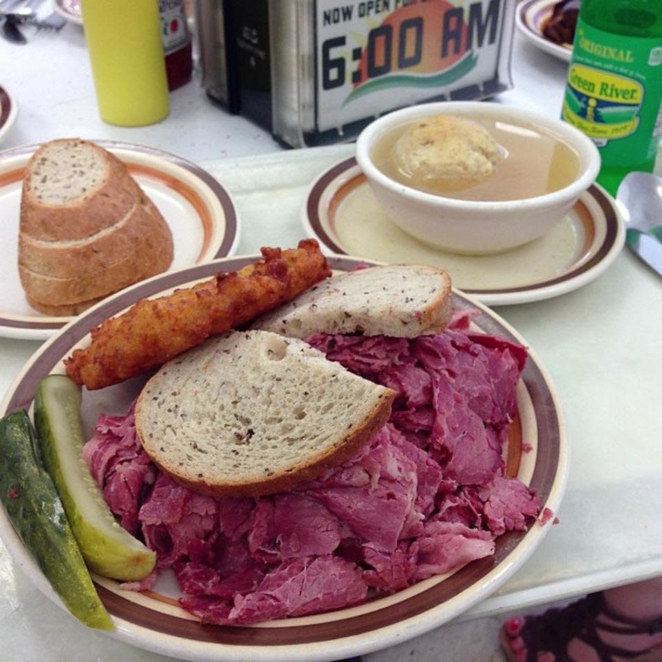 <a href="https://foursquare.com/mannysdeli" target="_blank">Corned beef is literally overflowing</a>&nbsp;at one of Chicago's top sandwich spots.&nbsp;