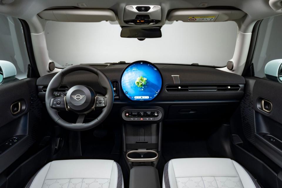 內裝配置也與純電車型相同，中央的OLED圓形螢幕是一大重點。