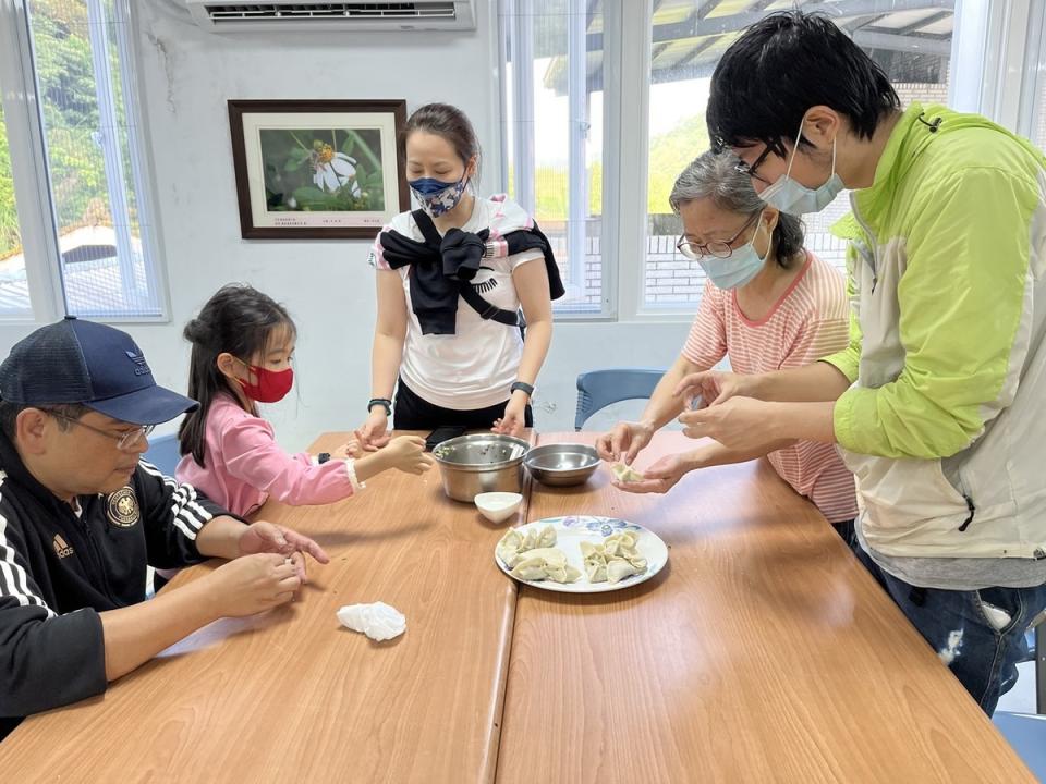 民眾手包珠蔥水餃。   圖：新北市農業局提供