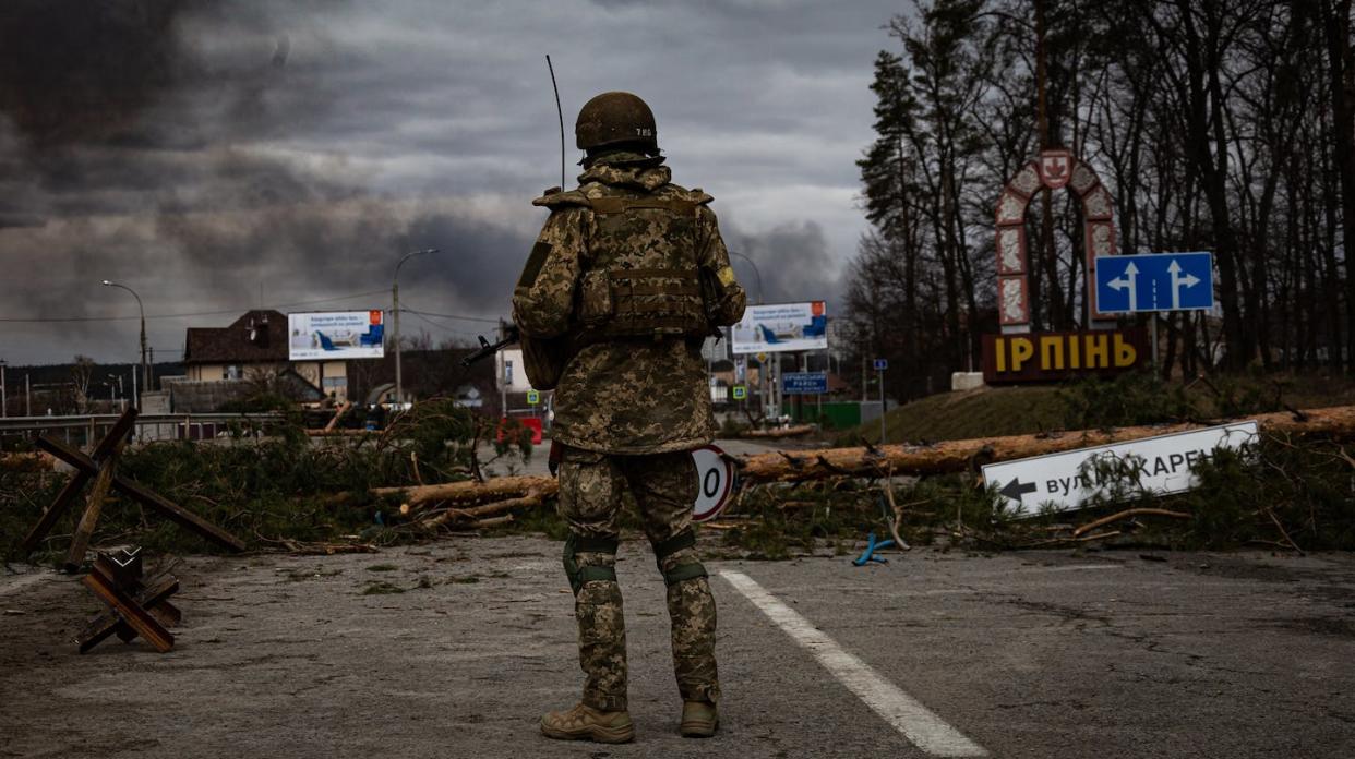 Un soldado ucraniano, en marzo de 2022, en la ciudad de Irpin, cerca de Kiev. <a href="https://www.shutterstock.com/es/image-photo/irpin-ukraine-5-march-2022-ukrainian-2132531481" rel="nofollow noopener" target="_blank" data-ylk="slk:Kutsenko Volodymyr/Shutterstock;elm:context_link;itc:0;sec:content-canvas" class="link ">Kutsenko Volodymyr/Shutterstock</a>