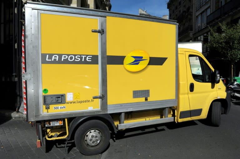 Working with community centres, hospitals and caterers, French postal drivers already deliver mostly elderly people more than 15,000 meals per day (ERIC PIERMONT)