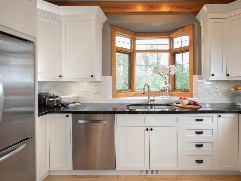 white cabinets 2000s kitchen