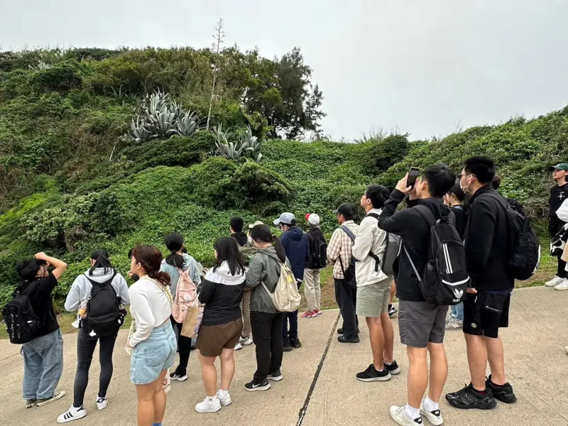 ▲游桂香老師講解馬祖在地的原生植物。（圖／馬祖國家風景區管理處提供）