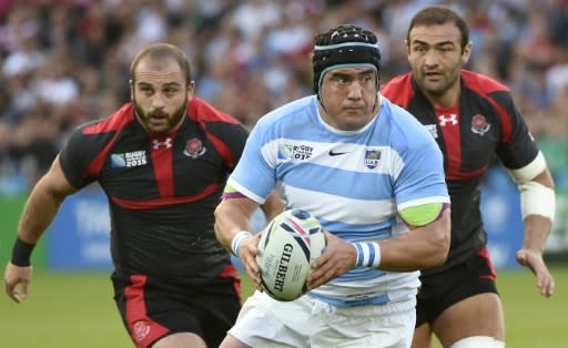 El argentino Marcos Ayerza (C) corre con el balón en el encuentro entre los Pumas y Georgia, en Gloucester, el 25 de septiembre de 2015 (AFP | LOIC VENANCE)