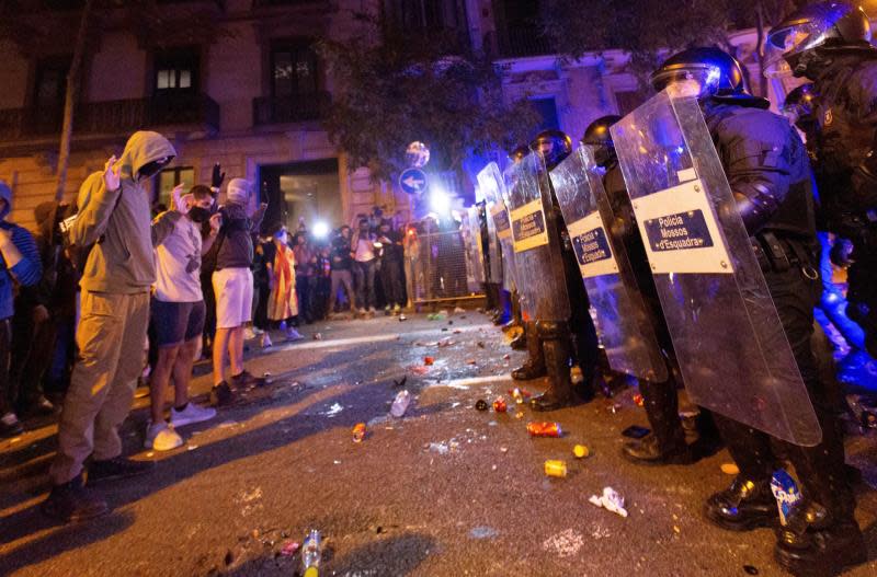 La policía, junto a los manifestantes, protege la Delegación del Gobierno (EFE/Enric Fontcuberta)