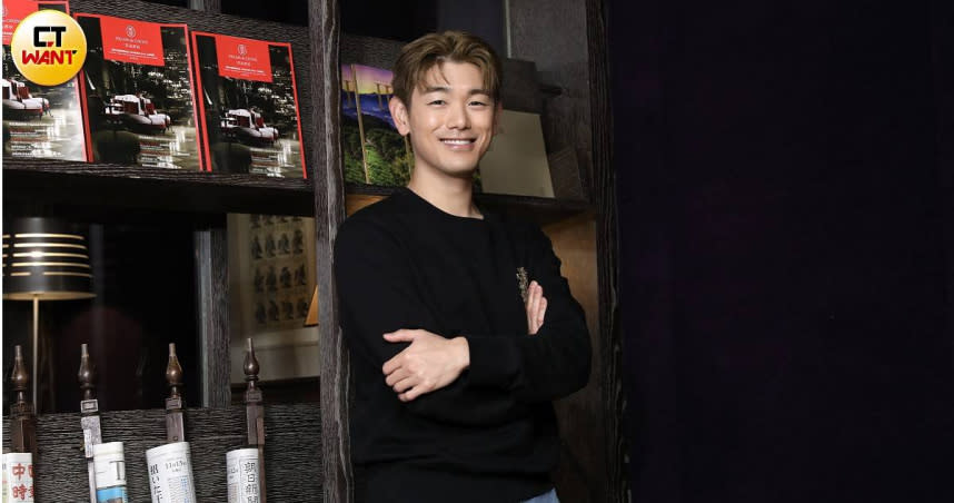 韓國暖男系歌手Eric Nam昨（15）晚抵台，到寧夏夜市大吃餃子、炸雞、芒果汁等美食，也首次嘗試了蚵仔煎。（圖／侯世駿攝）