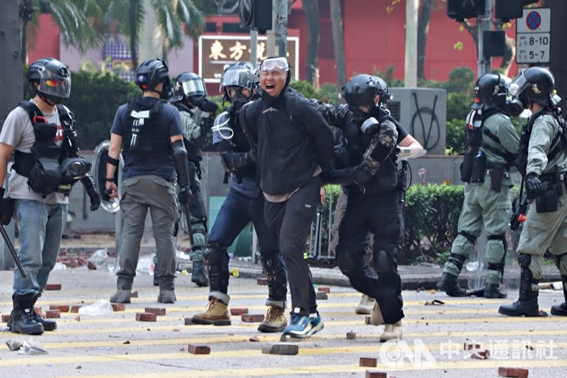 香港理工大學18日成為反送中主戰場，警方封鎖周圍500公尺，漆咸道和金馬倫道周圍爆發衝突。外圍有示威者想進入理大支援，防暴警察多次放催淚彈阻止。（中央社）