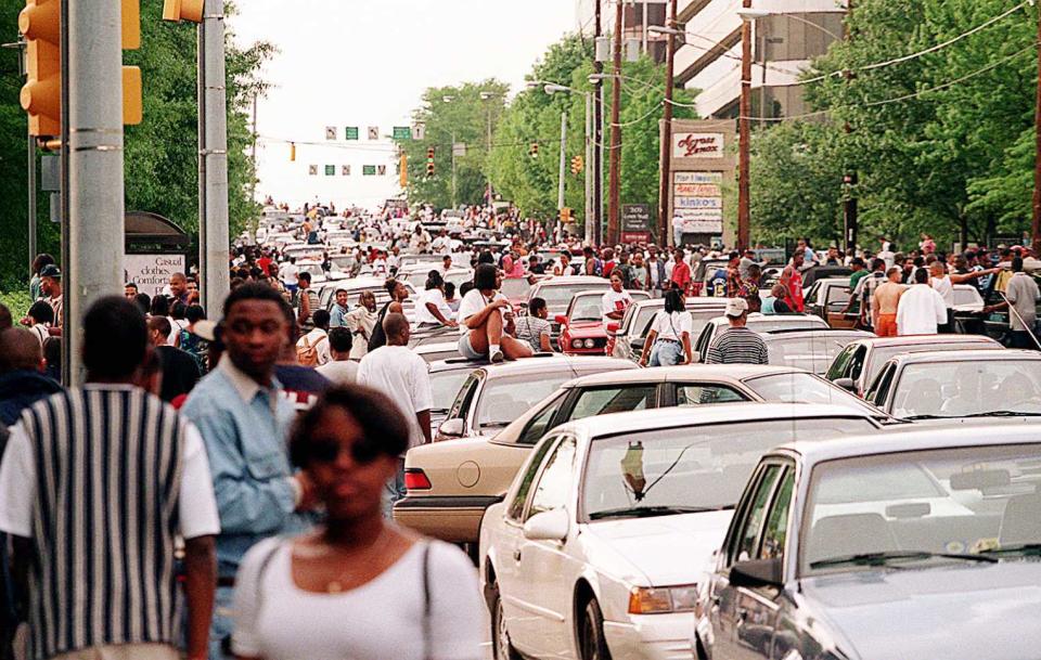 Buckhead bash Freaknik revelers bring Lenox Road traffic to a standstill after Lenox Square and Phipps Plaza malls closed early Saturday evening. ( John Spink) /Atlanta Journal-Constitution via AP).