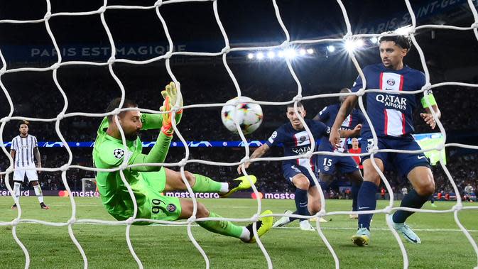 Kiper PSG, Gianluigi Donnarumma, berusaha menangkap bola saat melawan Juventus pada laga Liga Champions di Stadion Parc des Princes, Paris, Rabu (7/9/2022). (AFP/Franck Fife)