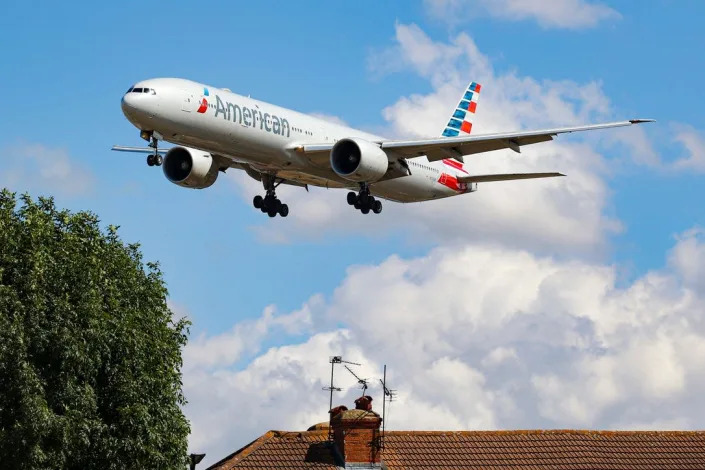 American Airlines 777-300ER landing.