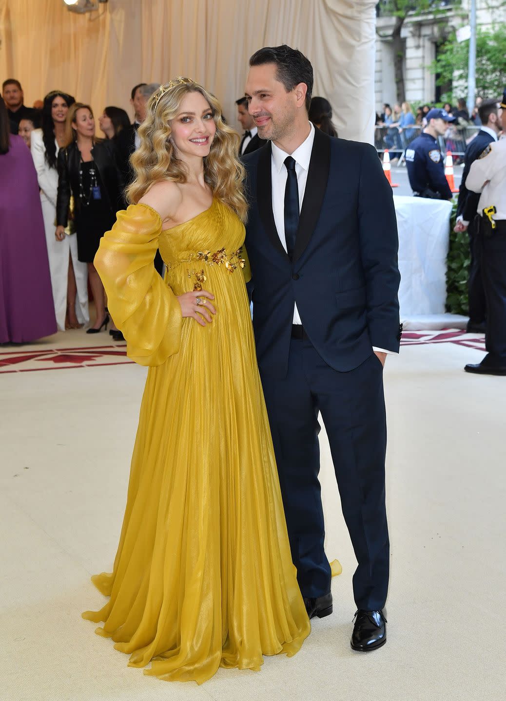 amanda seyfried and thomas sadoski arrive for the 2018 met gala on may 7, 2018, at the metropolitan museum of art in new york the gala raises money for the metropolitan museum of arts costume institute the galas 2018 theme is heavenly bodies fashion and the catholic imagination photo by angela weiss afp photo credit should read angela weissafp via getty images