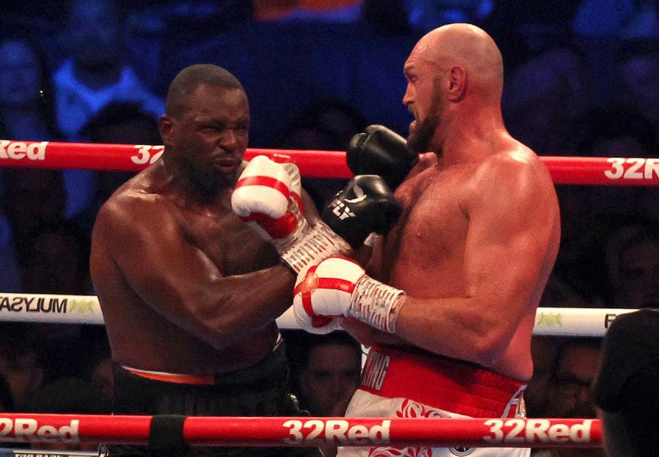 El británico Tyson Fury (D) lanza un golpe para noquear al británico Dillian Whyte en el sexto asalto y ganar su pelea por el título de peso pesado del CMB en el estadio de Wembley en el oeste de Londres, el 23 de abril de 2022. (Foto de Adrian DENNIS / AFP) (Foto de ADRIAN DENNIS/AFP vía Getty Images)