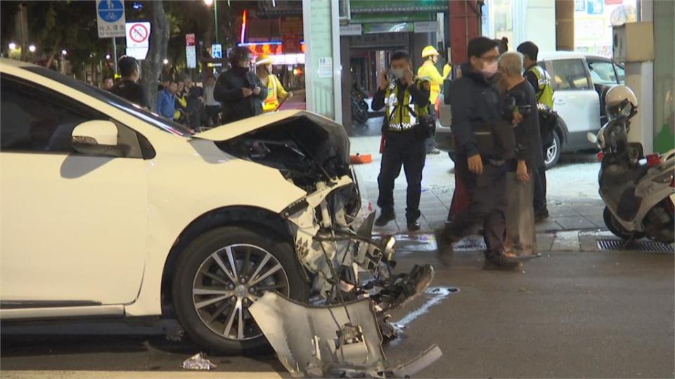 飆車闖紅燈！　無辜車遭撞進超商衰！　無辜女客人骨折動彈不得