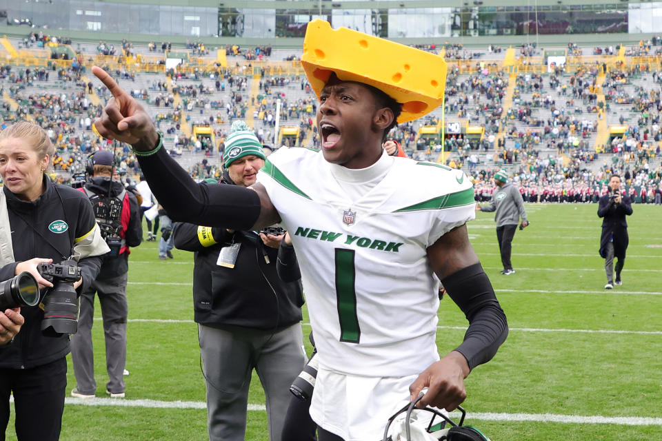 GREEN BAY, WISCONSIN - 16 DE OCTUBRE: Sauce Gardner #1 de los New York Jets celebra después de que los Jets vencieran a los Green Bay Packers 27-10 en Lambeau Field el 16 de octubre de 2022 en Green Bay, Wisconsin.  (Foto de Stacy Revere/Getty Images)