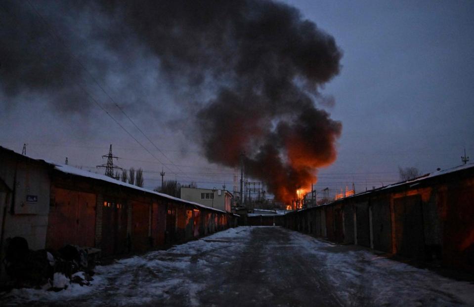 Un objet d'une infrastructure électrique critique alors qu'il brûle après une attaque de drone à Kyiv, au milieu de l'invasion russe de l'Ukraine.  (AFP via Getty Images)