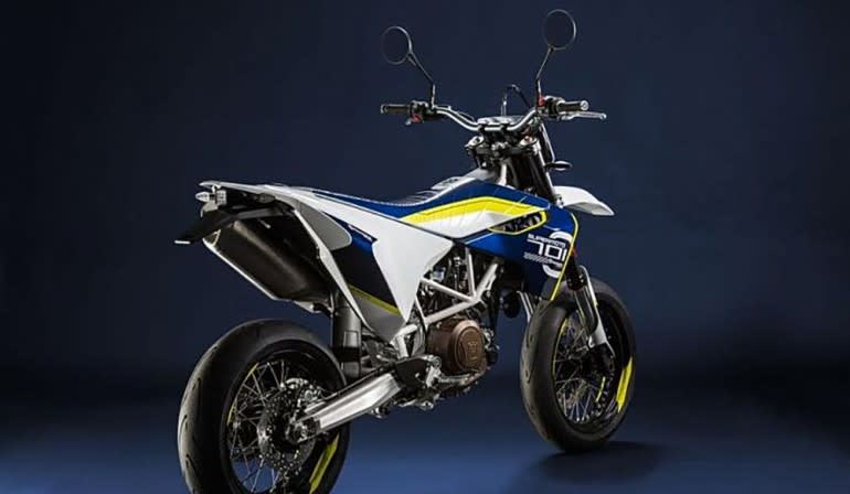 Husqvarna_701_Supermoto_rear_right_small_851e7785f4